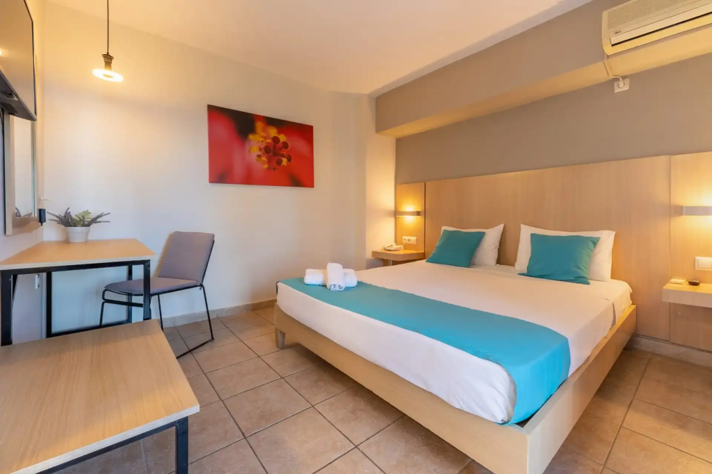 Double room with partial sea view (full double bed)