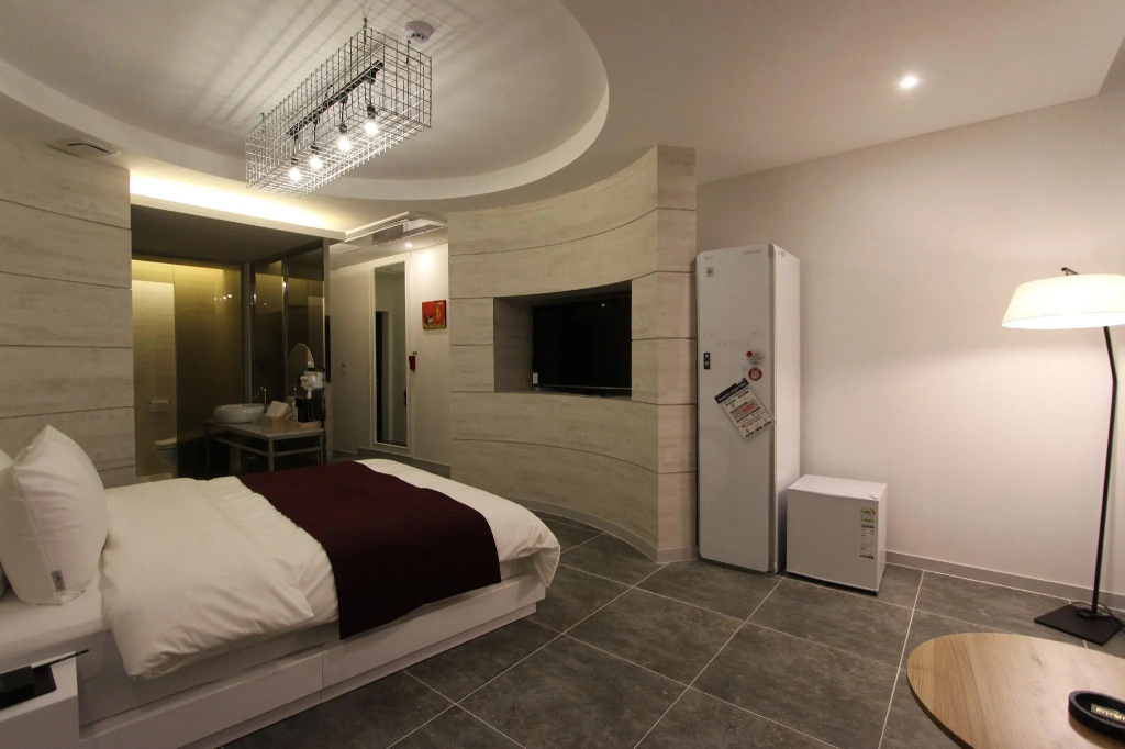 Deluxe Double room (full double bed)