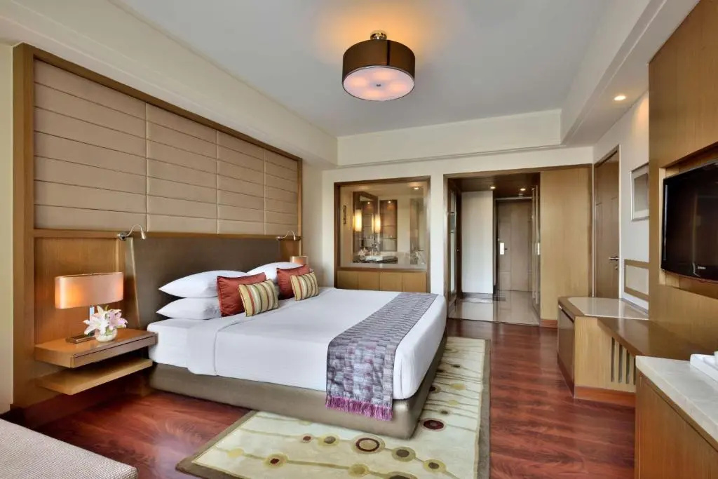 Business Class Double room (full double bed)