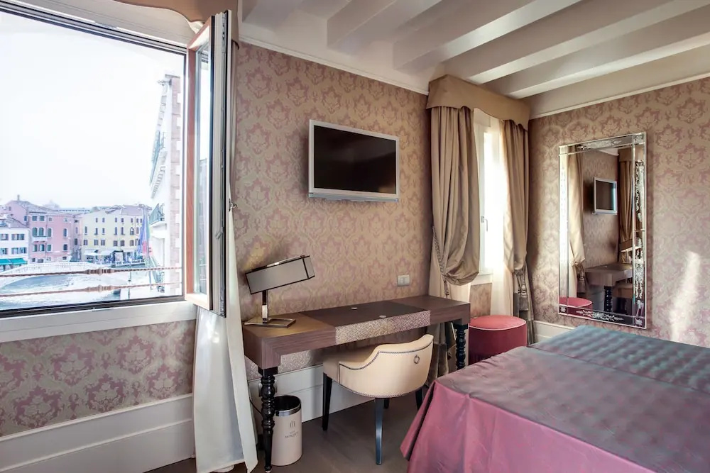 Classic Double room with canal view (full double bed)