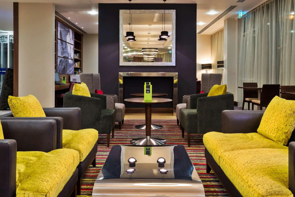 Hampton by Hilton London Luton Airport Hotel Room Type - QUEEN ROOM W  SOFA BED NS