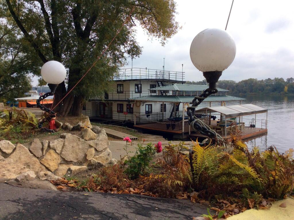 Дебаркадер базы отдыха Мастер - фото 14