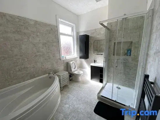 Modern room for short stay in Salford, PLAB Samson