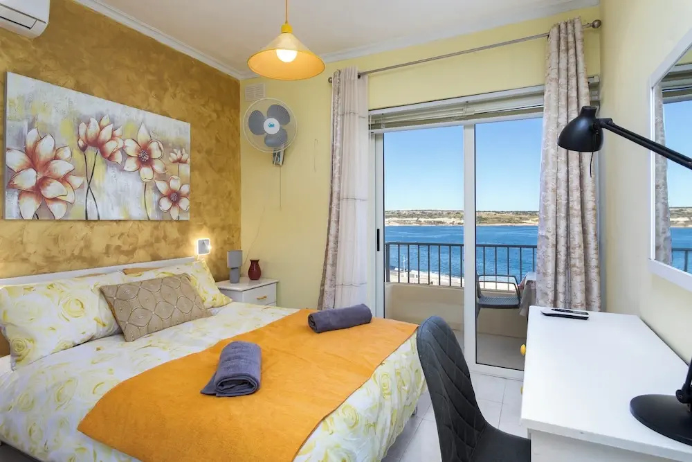 Cosy Apartment with Balcony & Sea Views