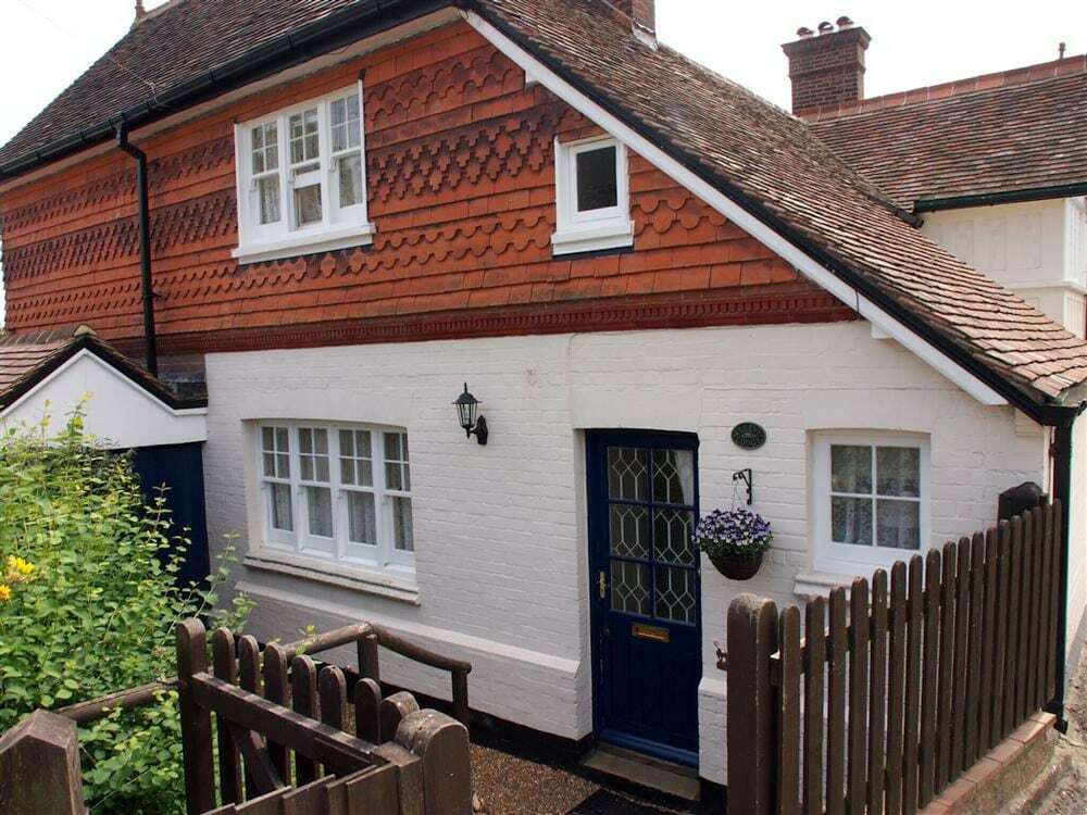 Отель Quaint Cottage in Crowborough With Graden в Кроуборо