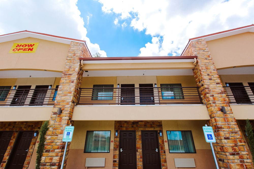 Palace Inn and Suites - Willowbrook Mall