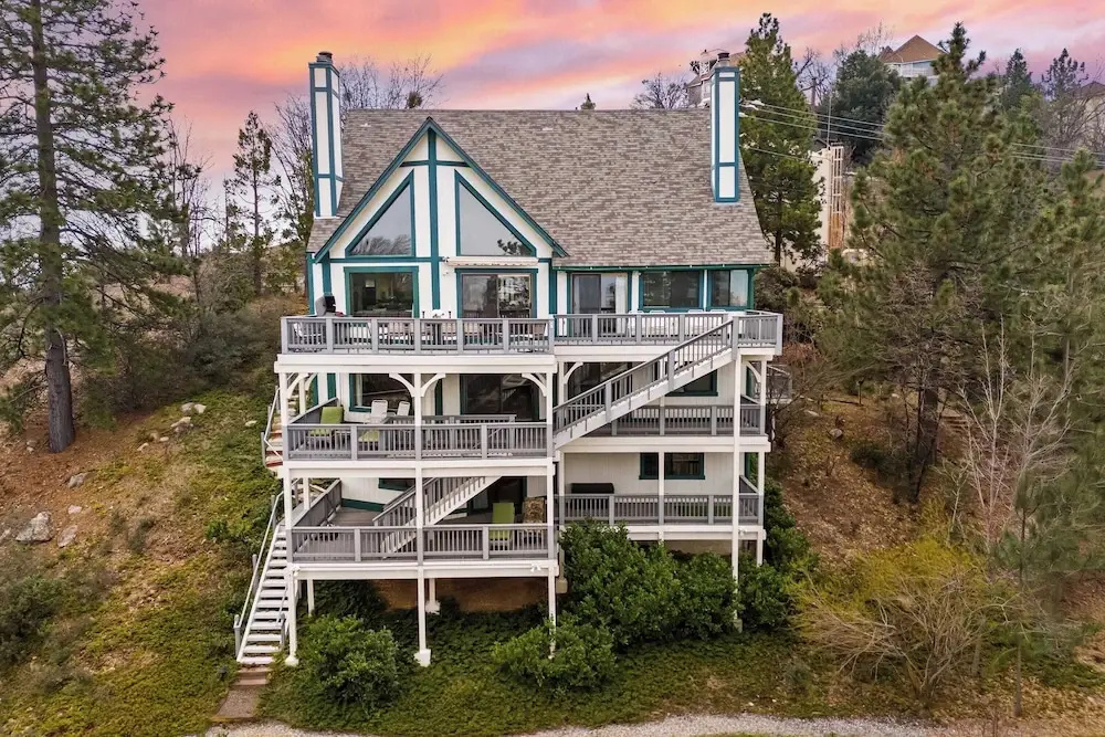 6bdr Group Retreat, Decks w/ Incredible Views Starry Heights by Avantstay