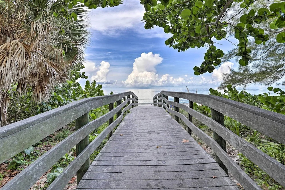 Sea La Vie: Sunny Indian Rocks Beach Condo!
