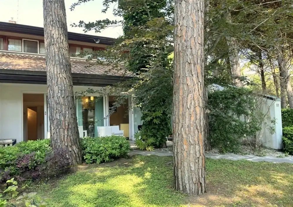 Charming and Tastefully Furnished Villa Steps From the sea