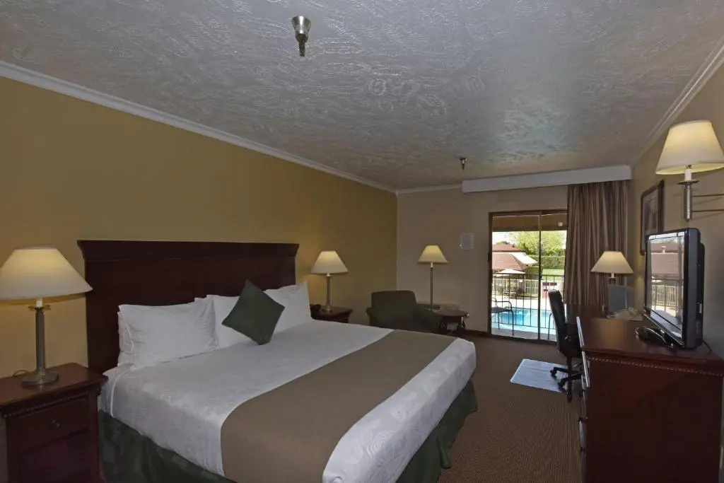 Standard room with pool view