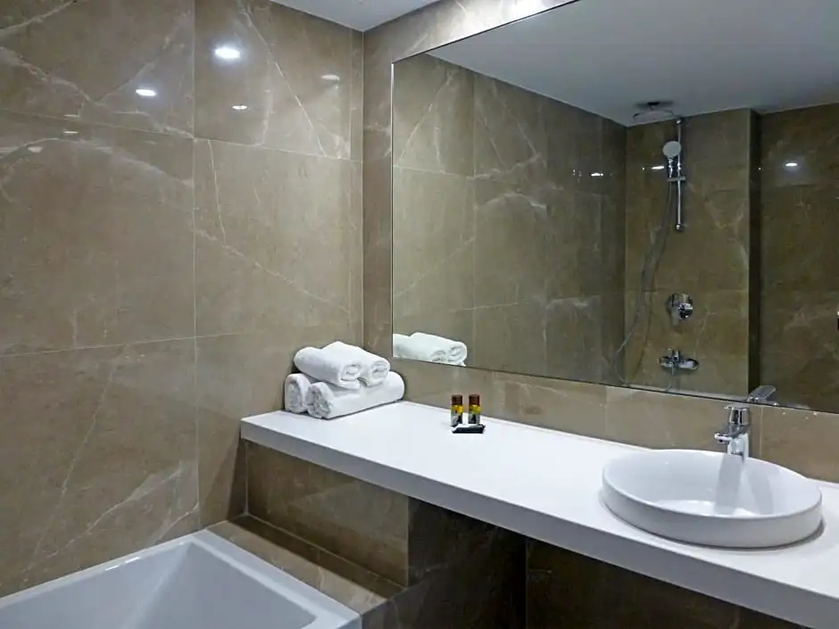 1 Bedroom Suite with inland view