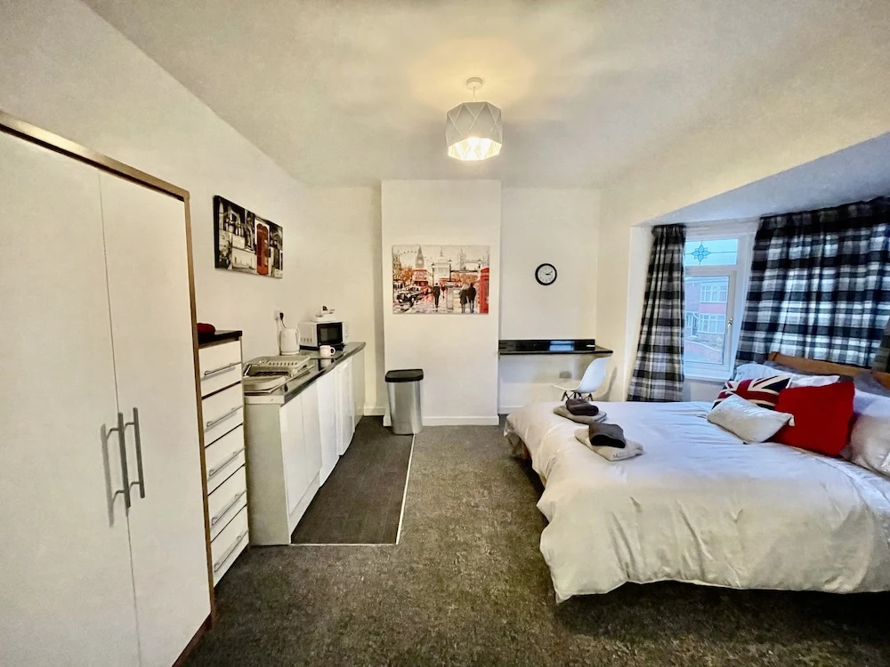 3 Bed House - Sleeps 5 - Wifi, Parking