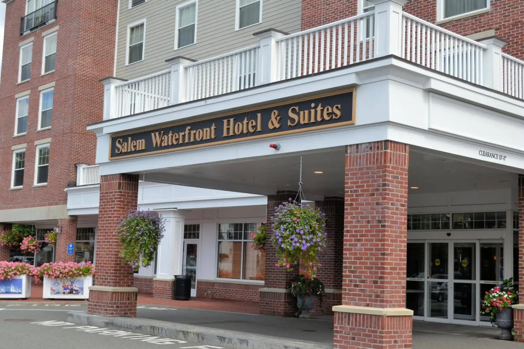 Salem Waterfront Hotel & Suites