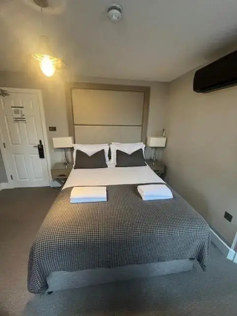 One Warwick Park Hotel - Tap to explore photos