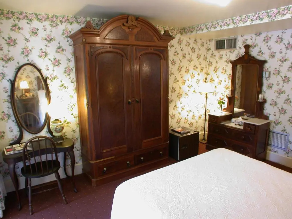 Standard Double room with courtyard view (full double bed)