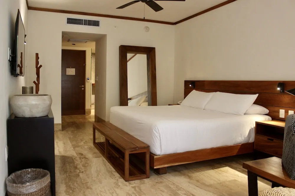Standard Double room with balcony (full double bed)