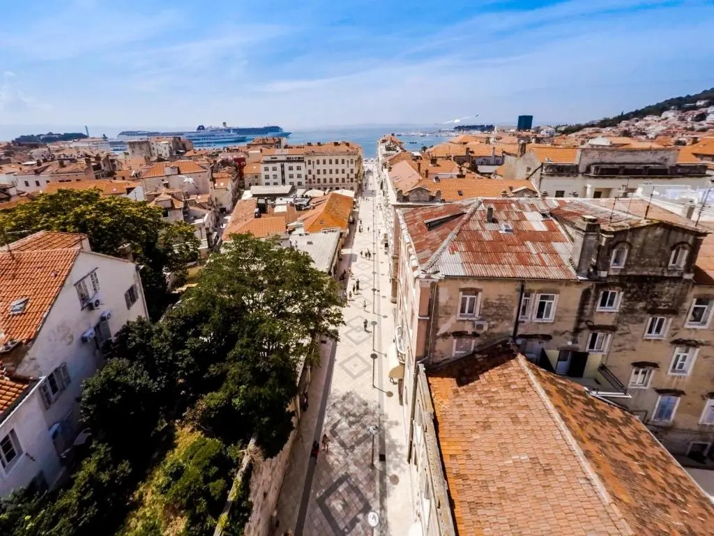 標準雙人房，設有露台及大床