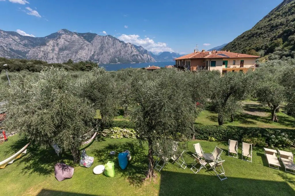 Standard Double room with lake view (full double bed)