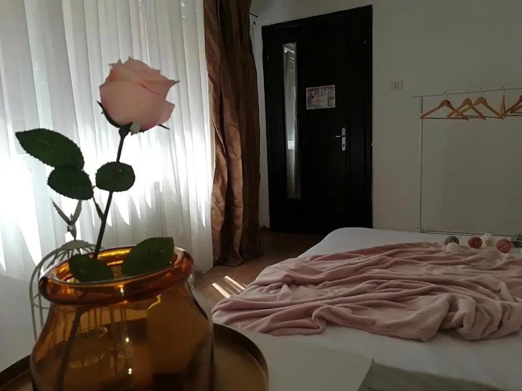 Deluxe Double room (full double bed)