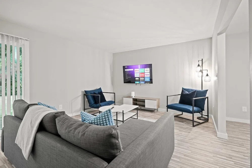 Family Friendly 2BR 2BA in the City