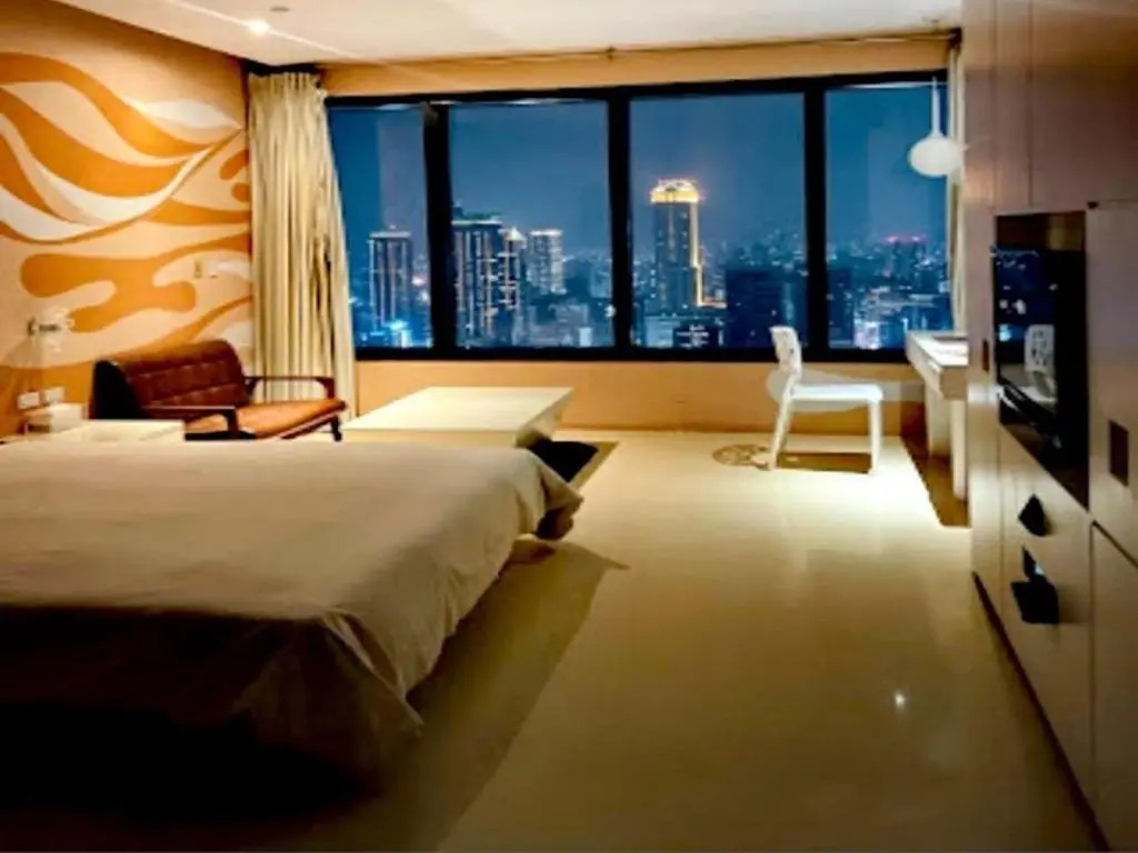 Standard Double room with street view (full double bed)