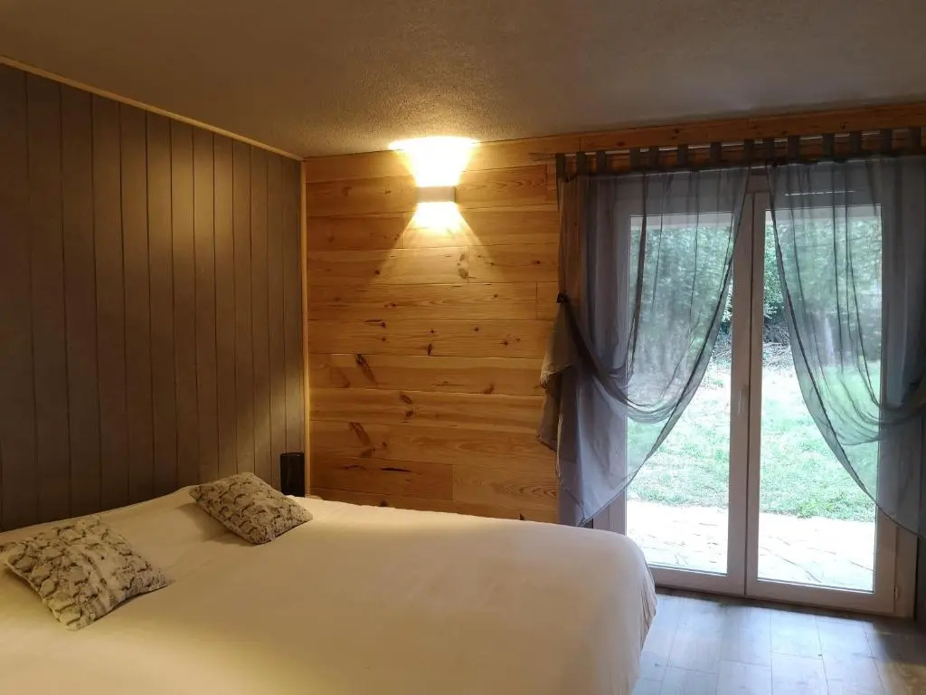 Deluxe Double room (full double bed)