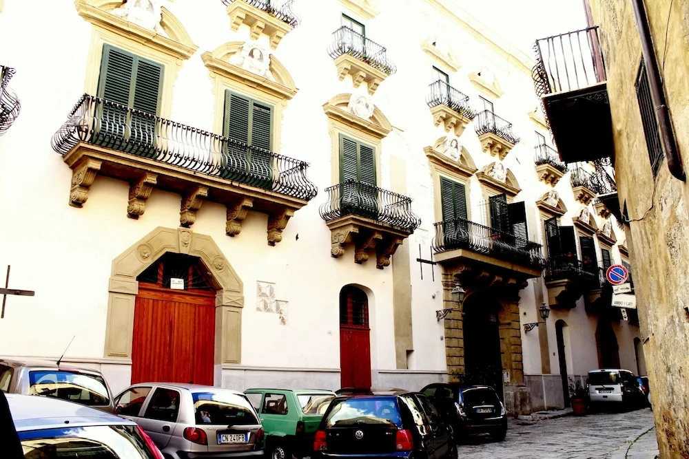 Casa degli Affreschi a Palazzo Lungarini