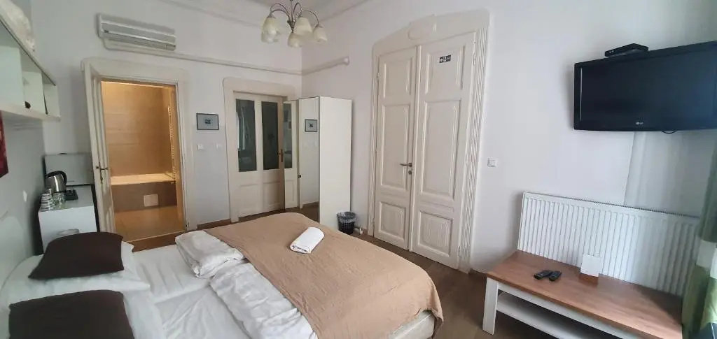 Double room with city view (twin beds)