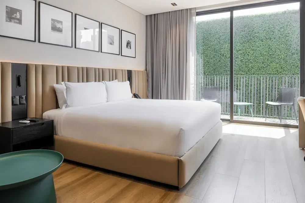 Deluxe Double Suite with balcony (full double bed)