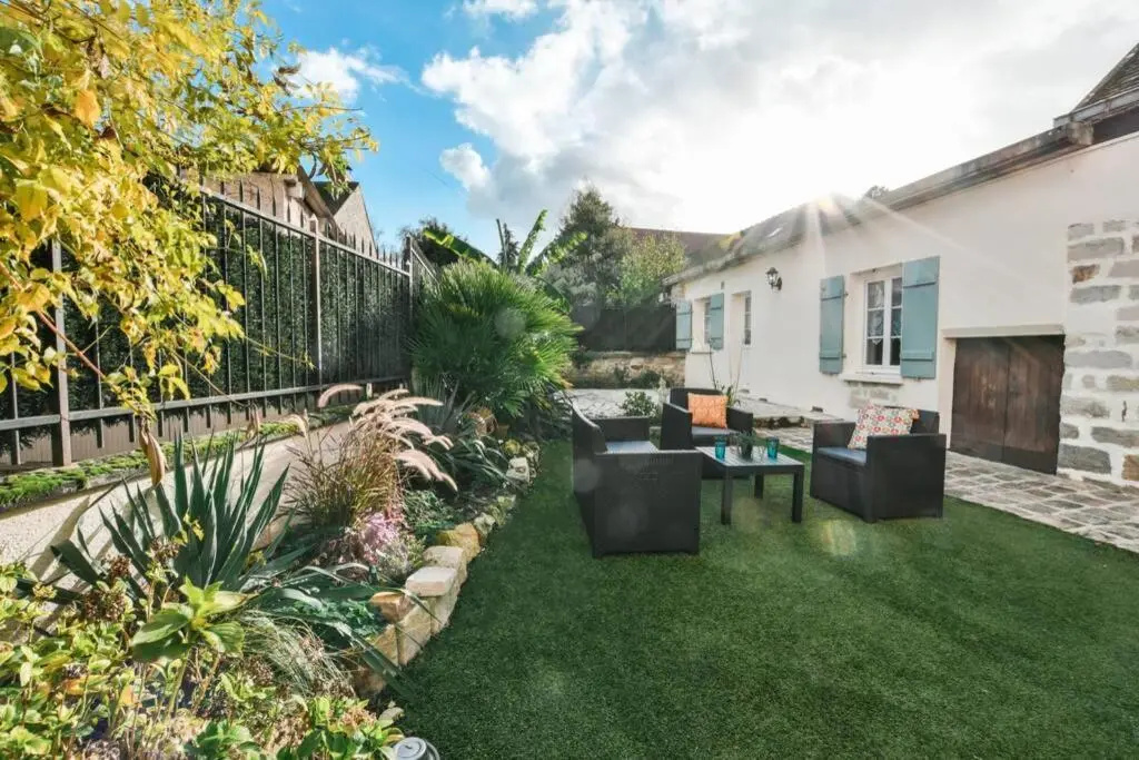 INSTANT FLEURY: maison de caractère, jardin secret
