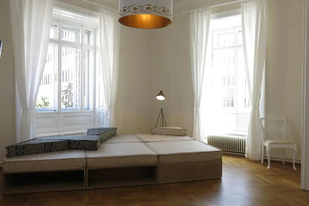 4 Bedrooms Apartment