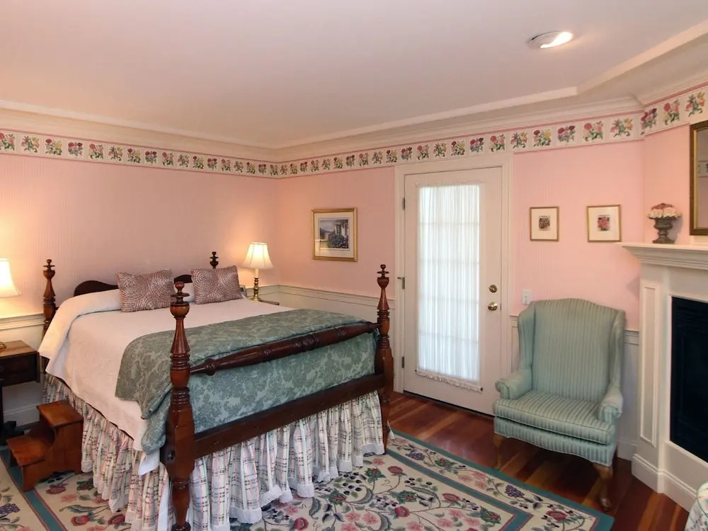 Superior Double Cottage with courtyard view (full double bed)