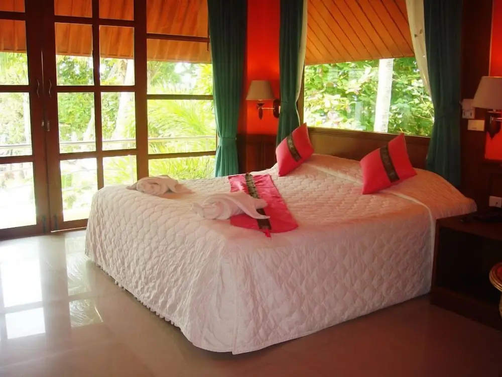 Deluxe Double room with balcony and beachfront full double bed