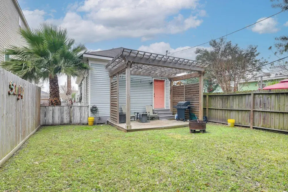 1 Mi to Dtwn Galveston! Home w/ Pet-friendly Yard