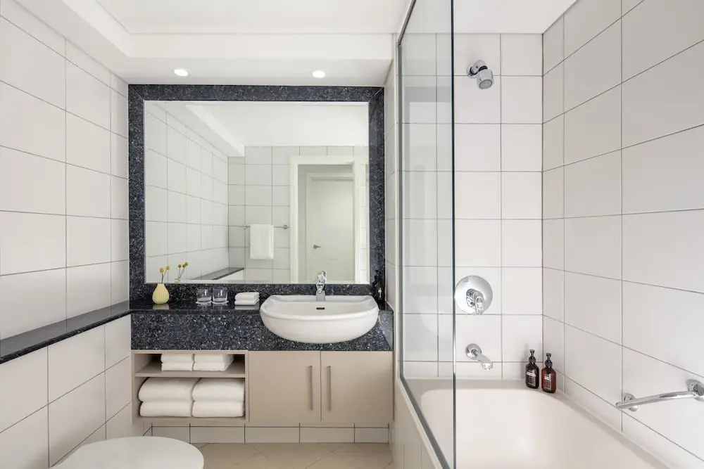 Четырёхместный люкс с 2 комнатами с видом на море в Staybridge Suites Dubai Financial Centre