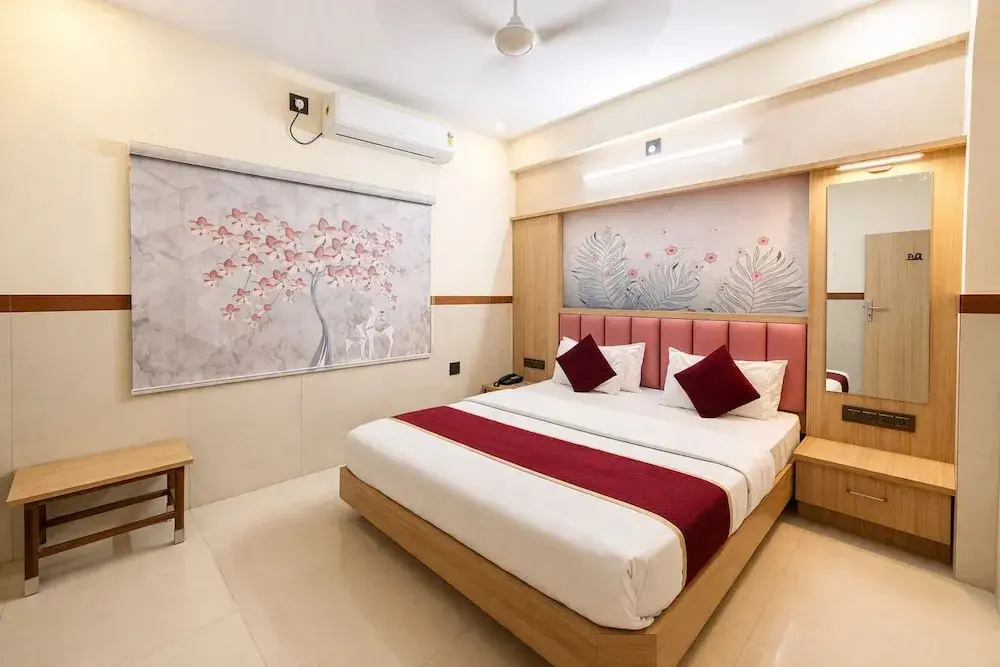 Deluxe Double room with city view (full double bed)