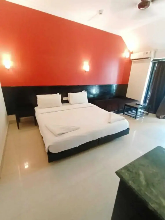Deluxe Double room with balcony (full double bed)