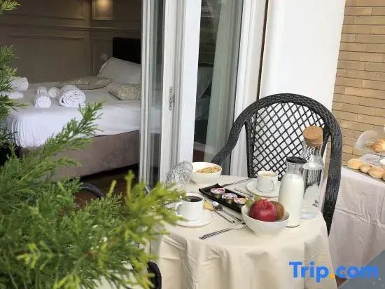 Deluxe Double Suite with balcony (full double bed)
