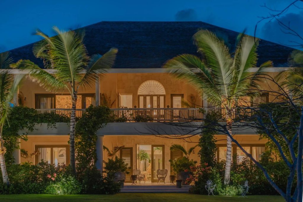 Unique lake-front 10-bedroom mansion in most luxurious resort of the caribbean