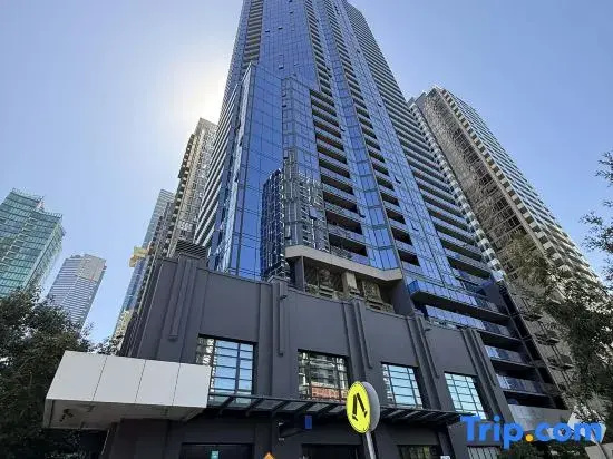 Melbourne Sky-High 2BR City Views & Free Parking