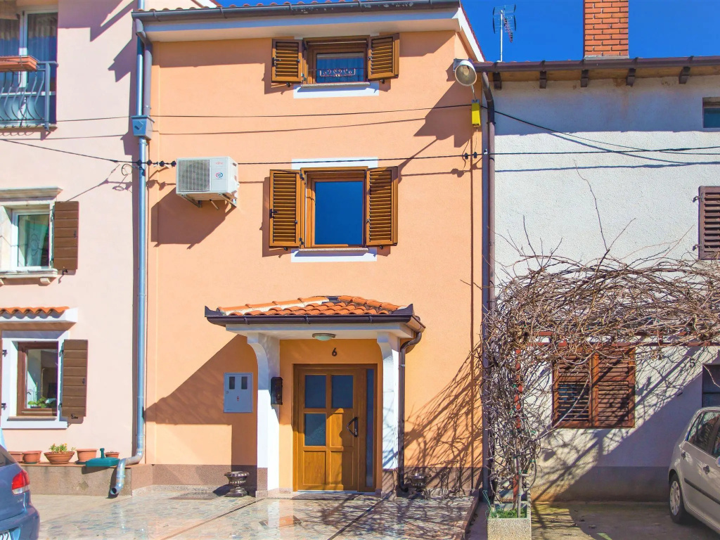 Rustically furnished holiday home with its own tavern, only 5 km from Porec