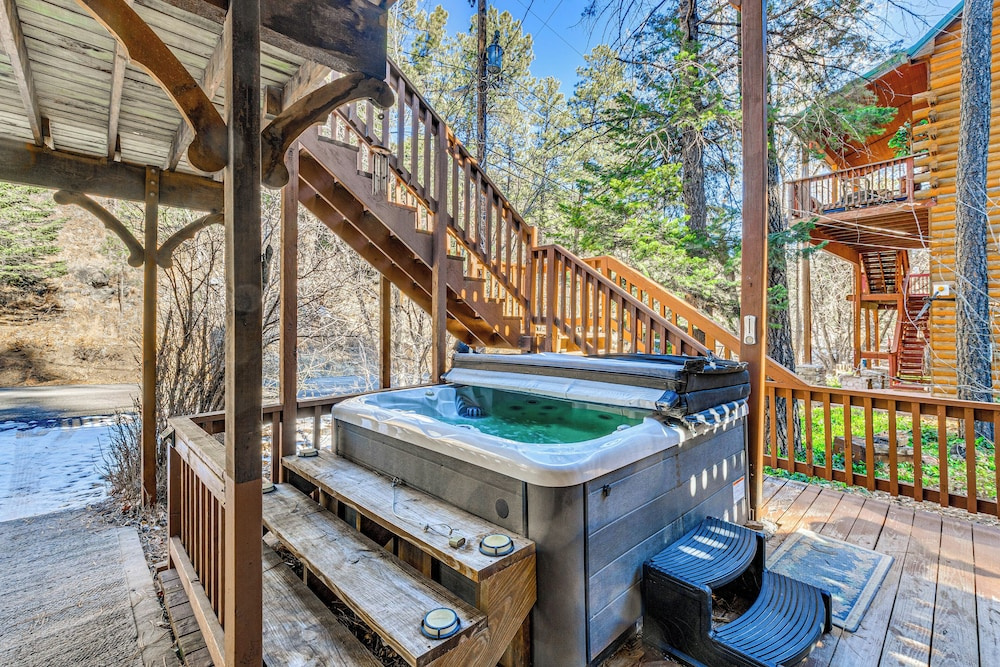 2 Mi to Midtown: Ruidoso Retreat w/ Hot Tub!