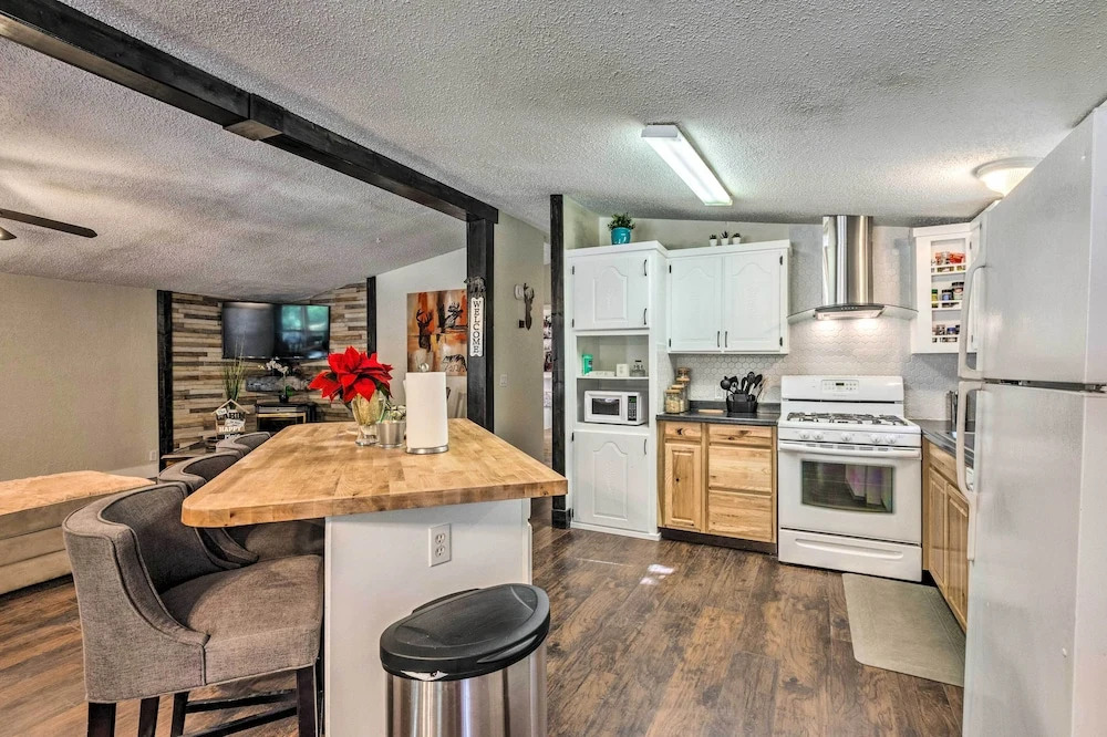 Relaxing Lincoln Forest Retreat w/ Wraparound Deck - фото 12