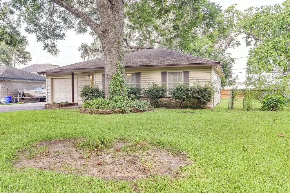 Lake Jackson Home w/ Yard, 14 Mi to Beaches!