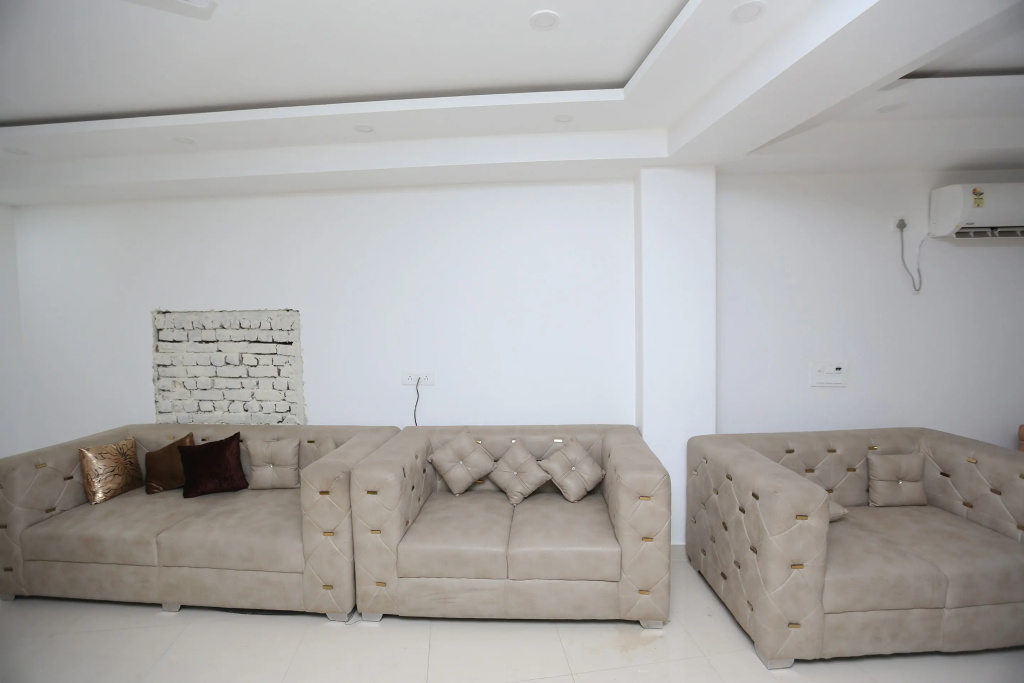 Modesty Hotel — 3