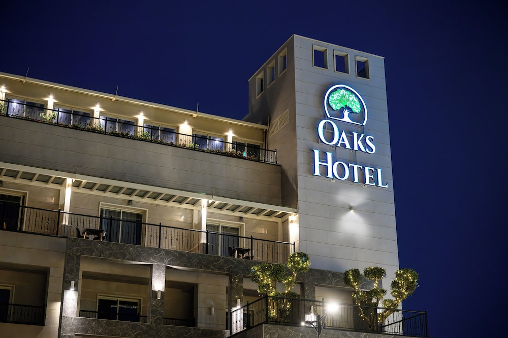 Oaks Hotel