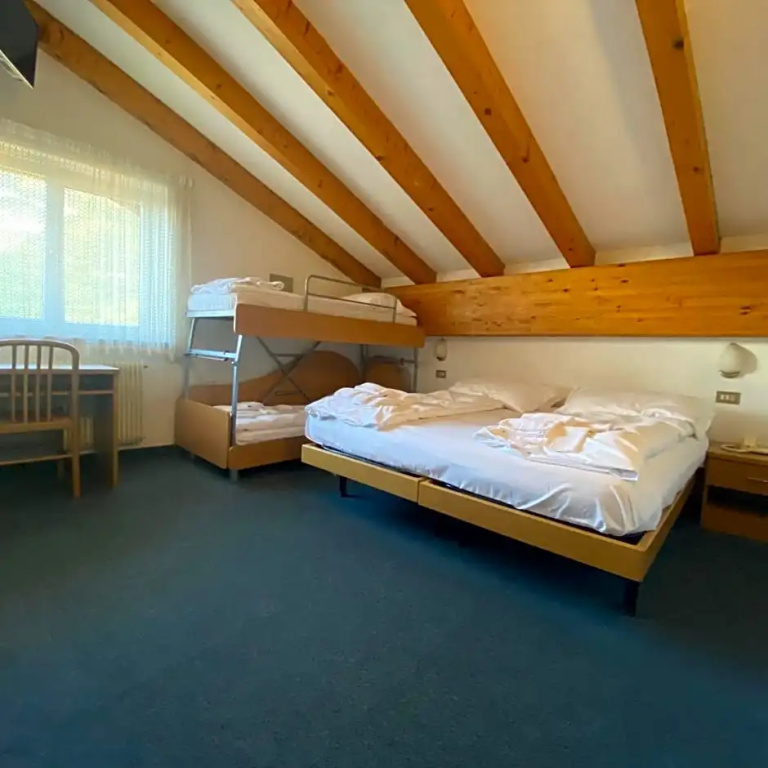 Standard Quadruple room with mountain view