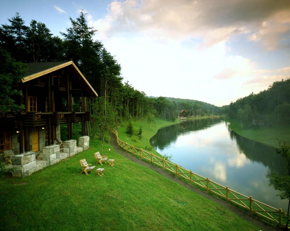 Cottage with lake view