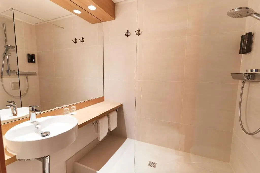 Comfort Double room with harbour view (full double bed)