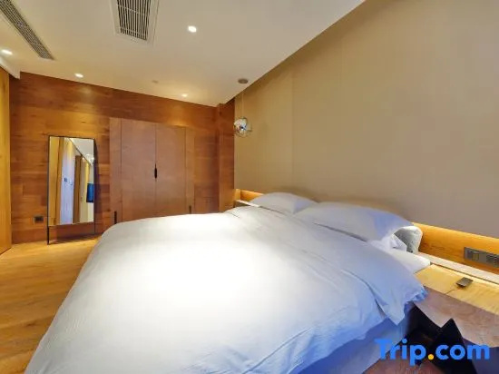 Luxury Double Suite with pool view (full double bed)